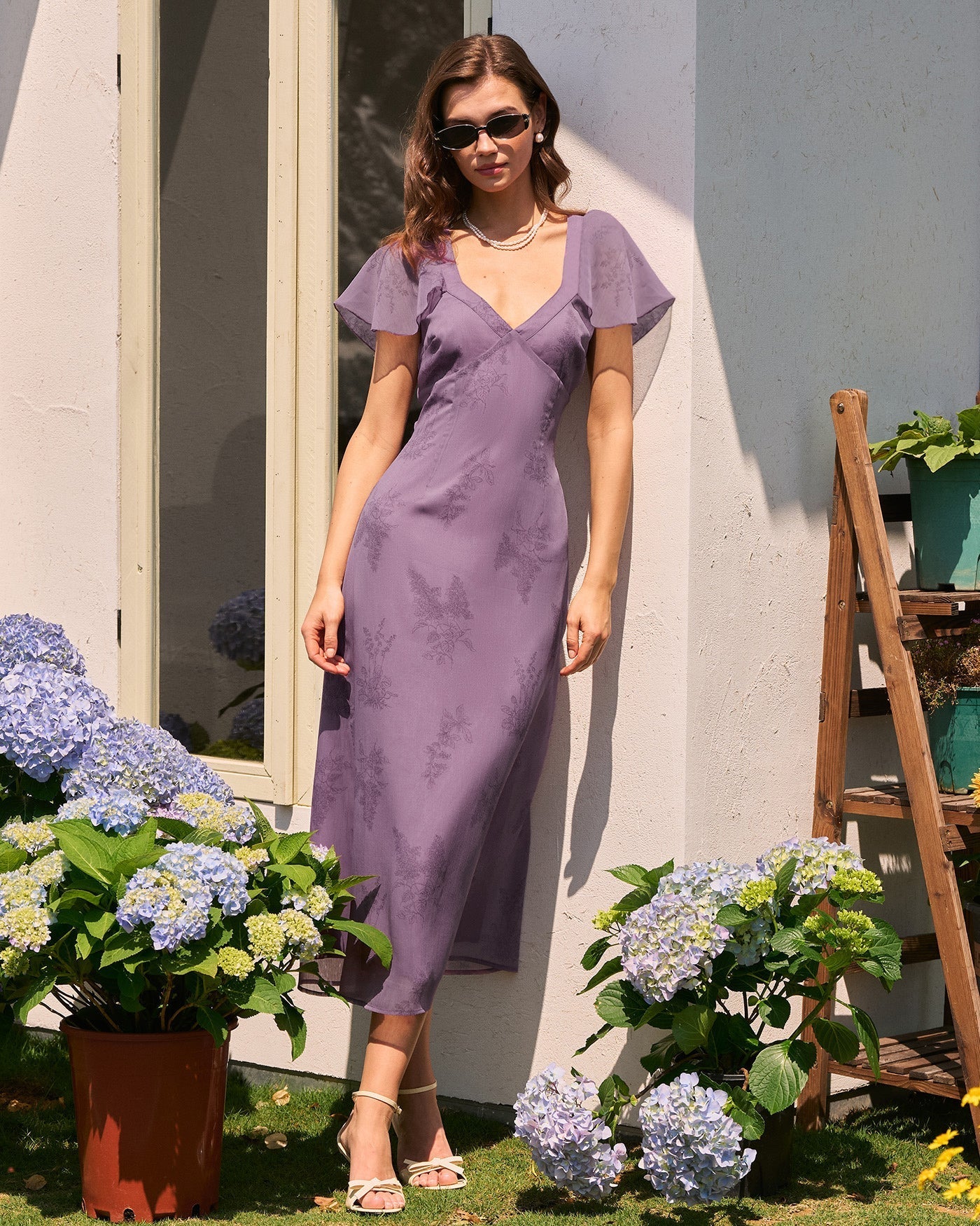 Vestido midi floral roxo com decote em V e mangas borboleta
