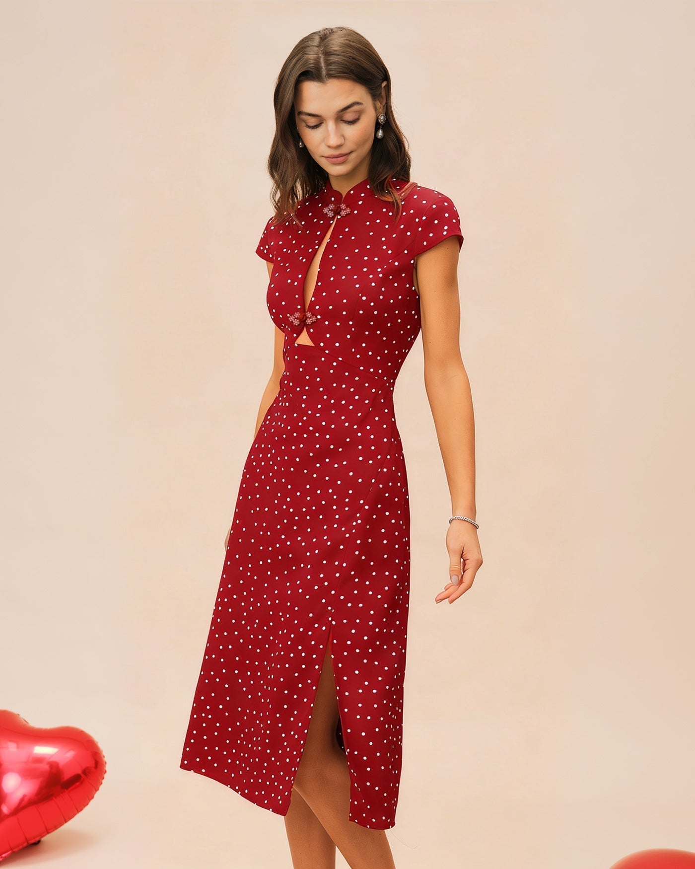 Vestido midi vermelho com gola mandarim e estampa de poá