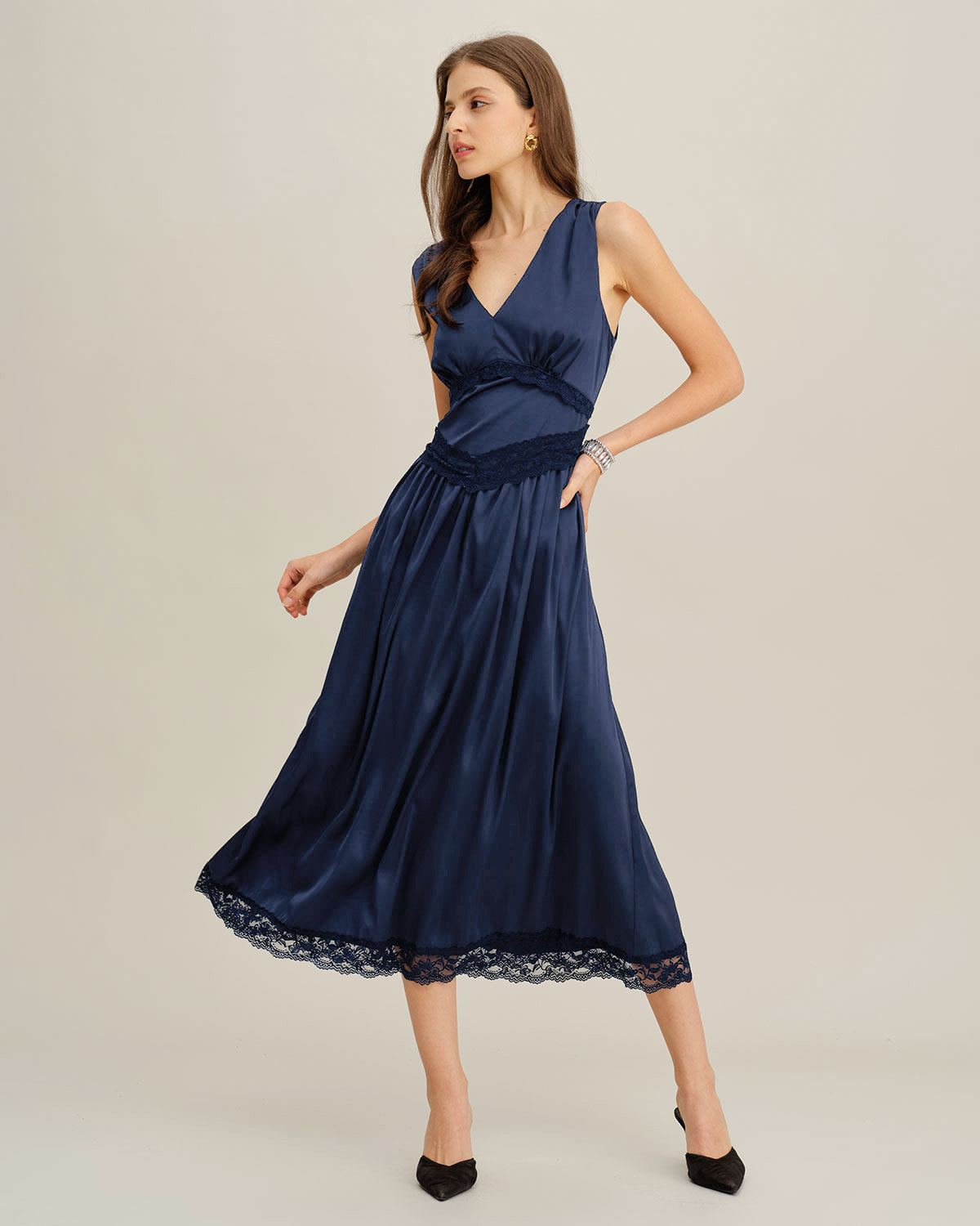 Vestido midi azul evasê, sem mangas, com decote em V