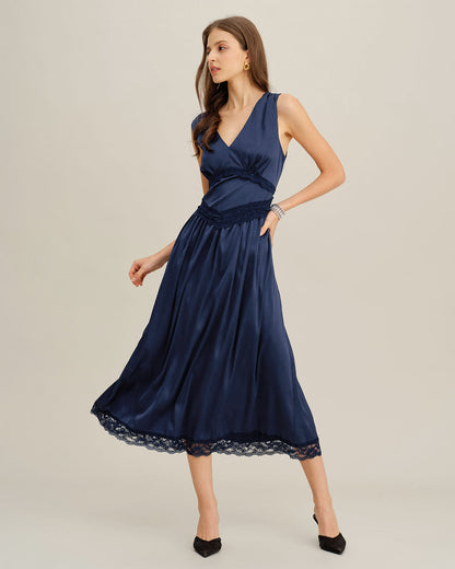 Vestido midi azul evasê, sem mangas, com decote em V
