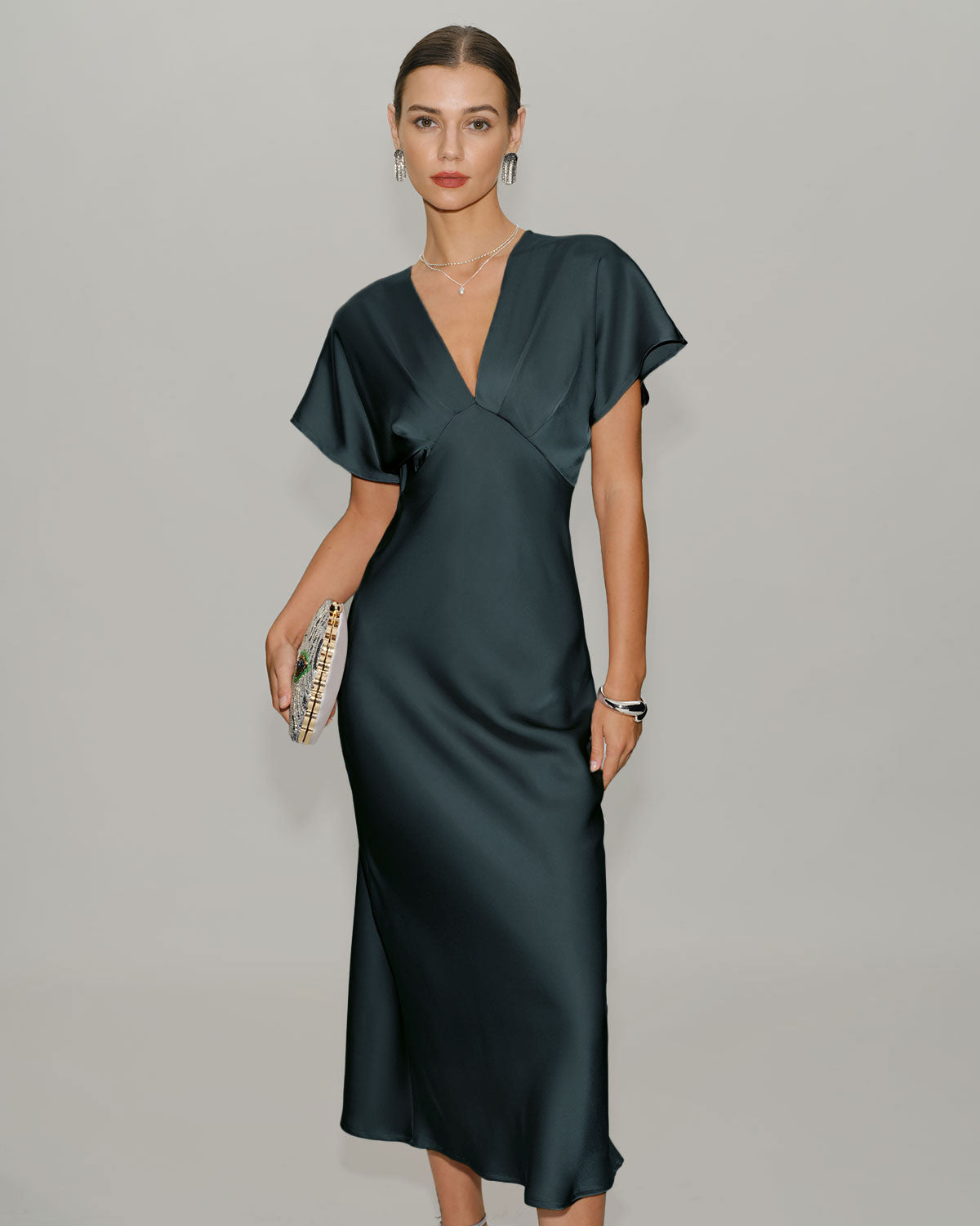 Vestido midi em cetim verde-acinzentado com mangas drapeadas