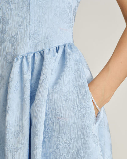 Vestido slip midi em jacquard azul com bolsos