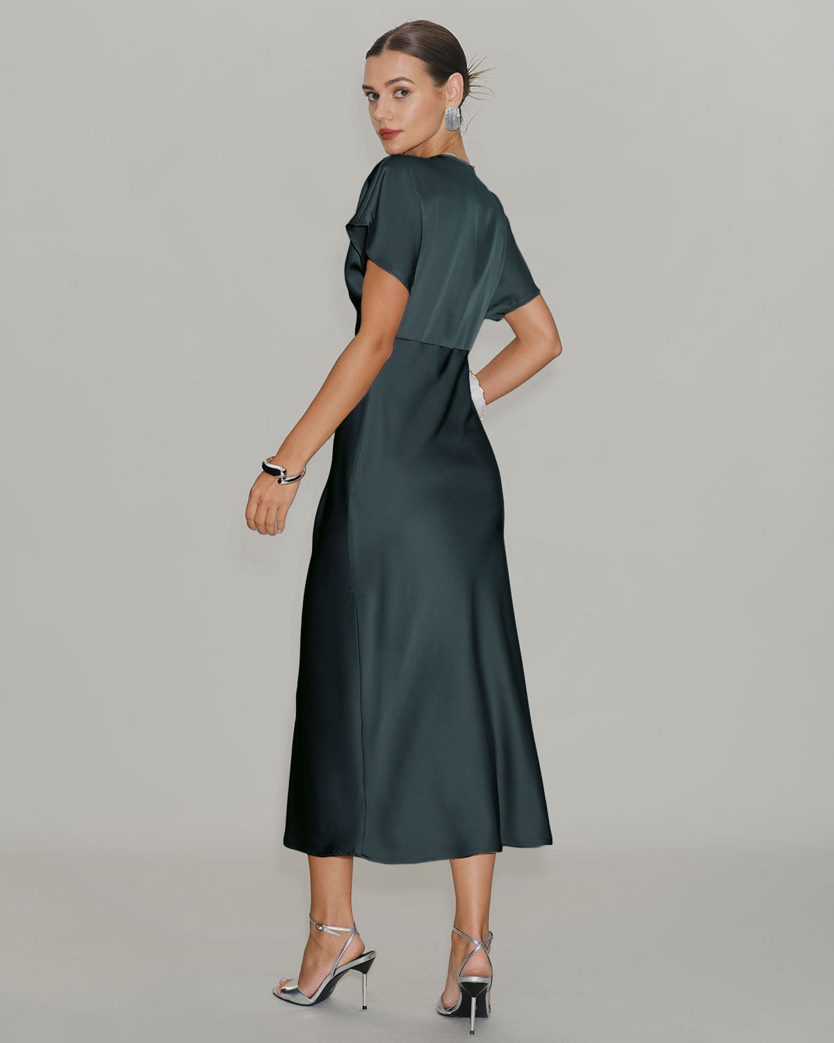 Vestido midi em cetim verde-acinzentado com mangas drapeadas