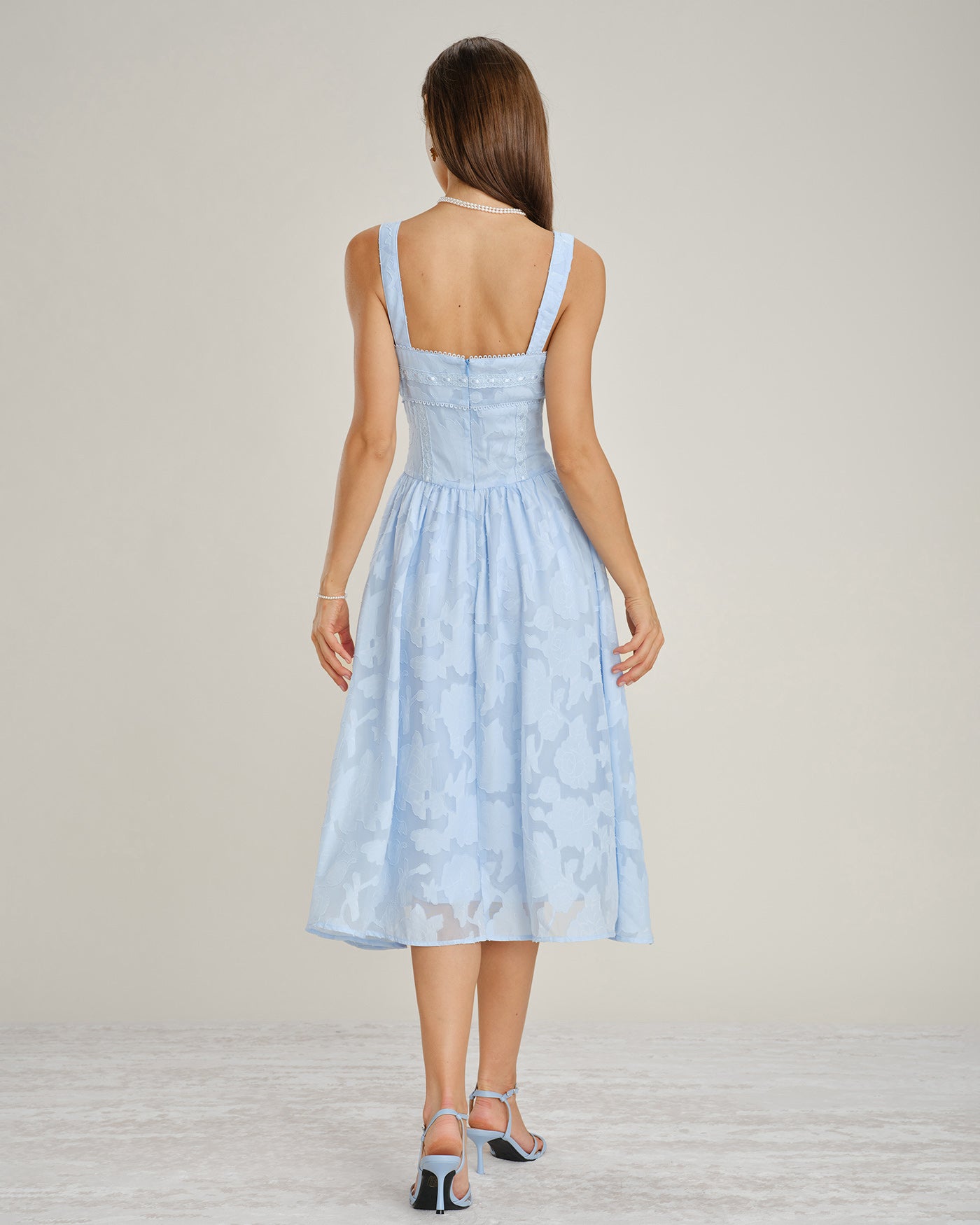 Vestido midi azul com decote quadrado e jacquard com renda