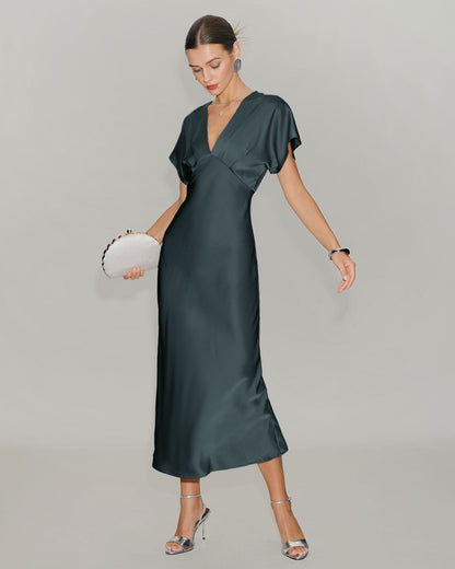 Vestido midi em cetim verde-acinzentado com mangas drapeadas