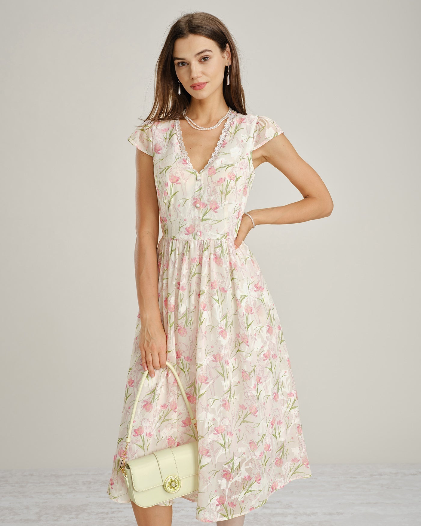 Vestido midi floral em renda com decote em V - Rosa