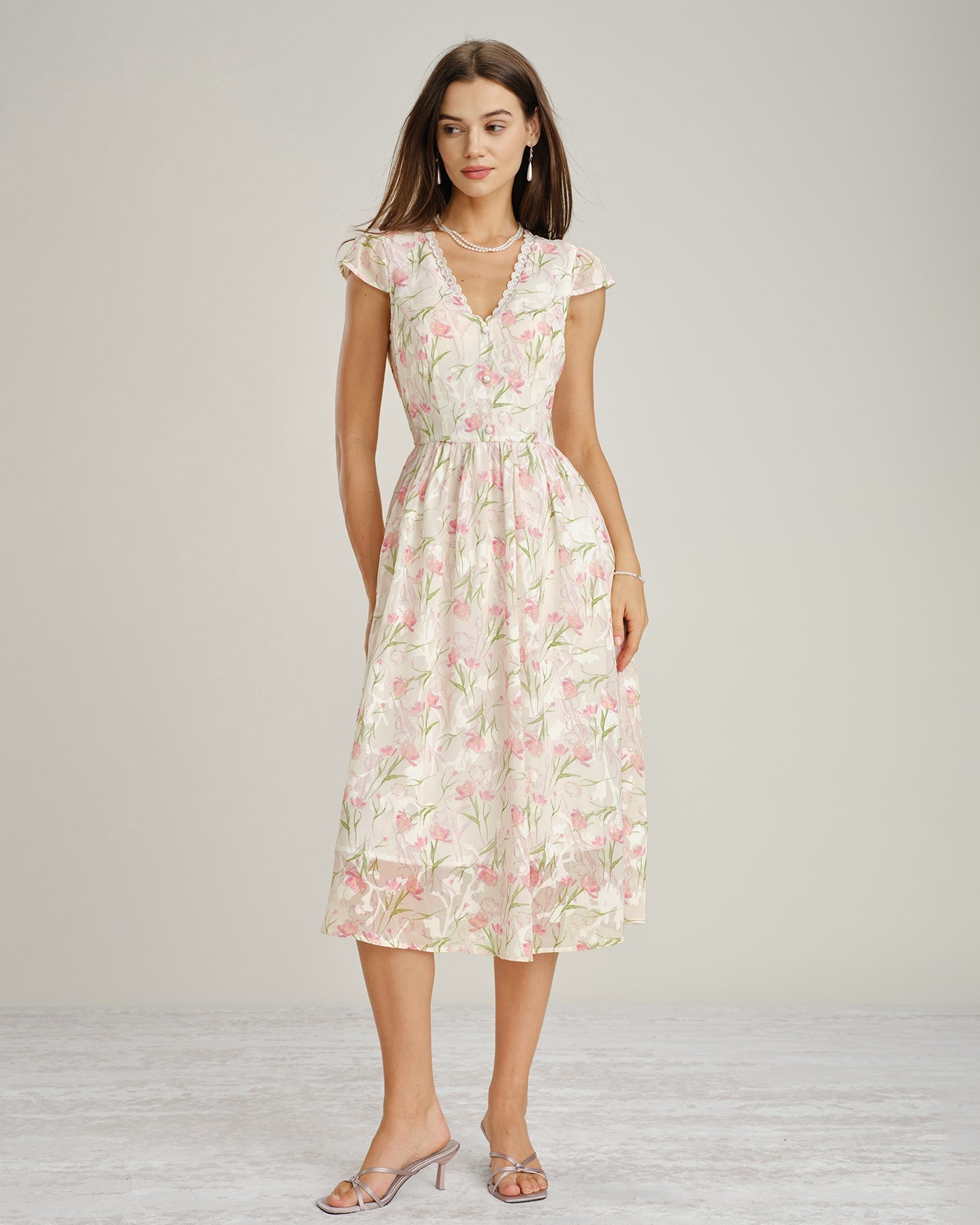 Vestido midi floral em renda com decote em V - Rosa