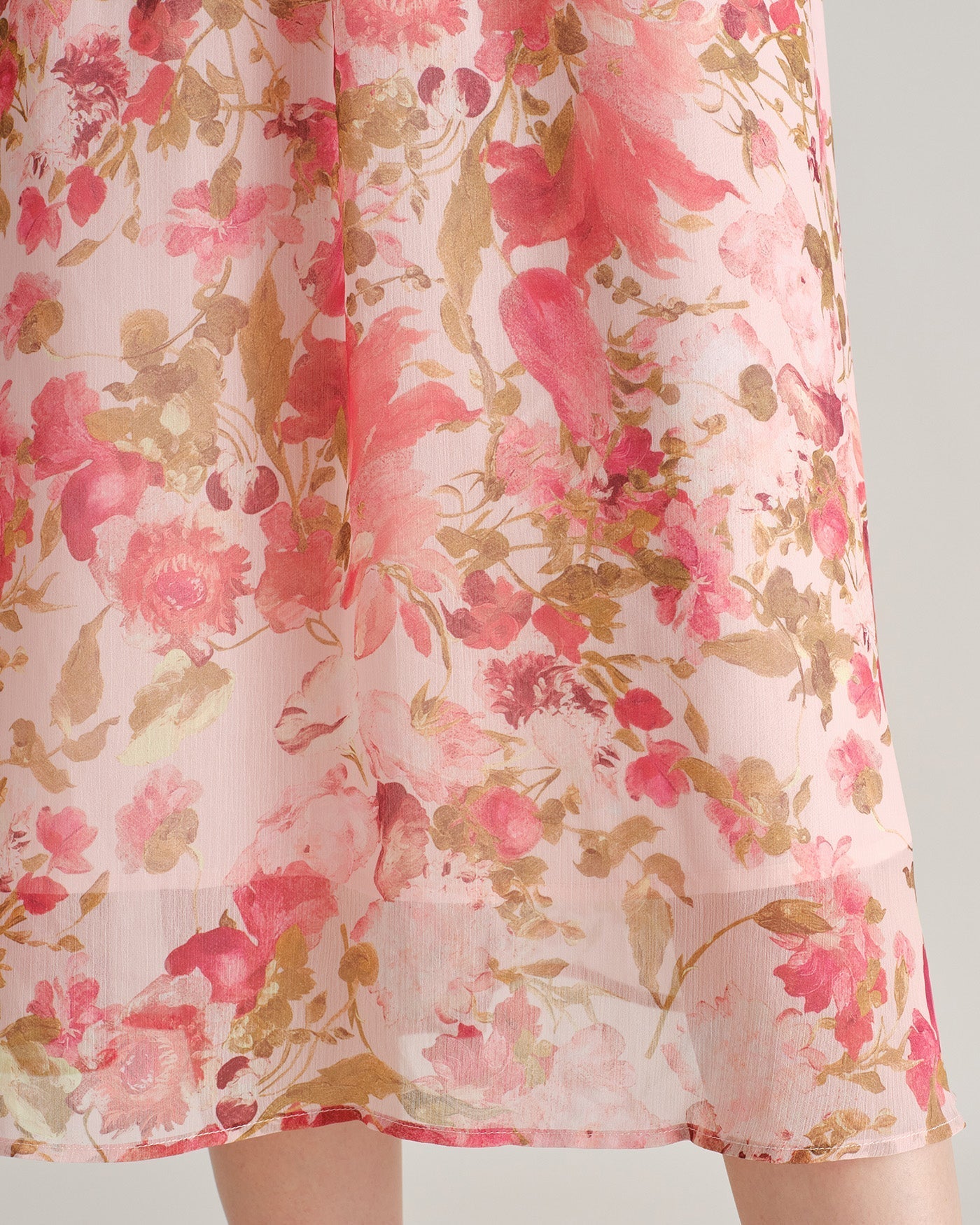 Vestido midi rosa de chiffon com estampa floral e decote em V