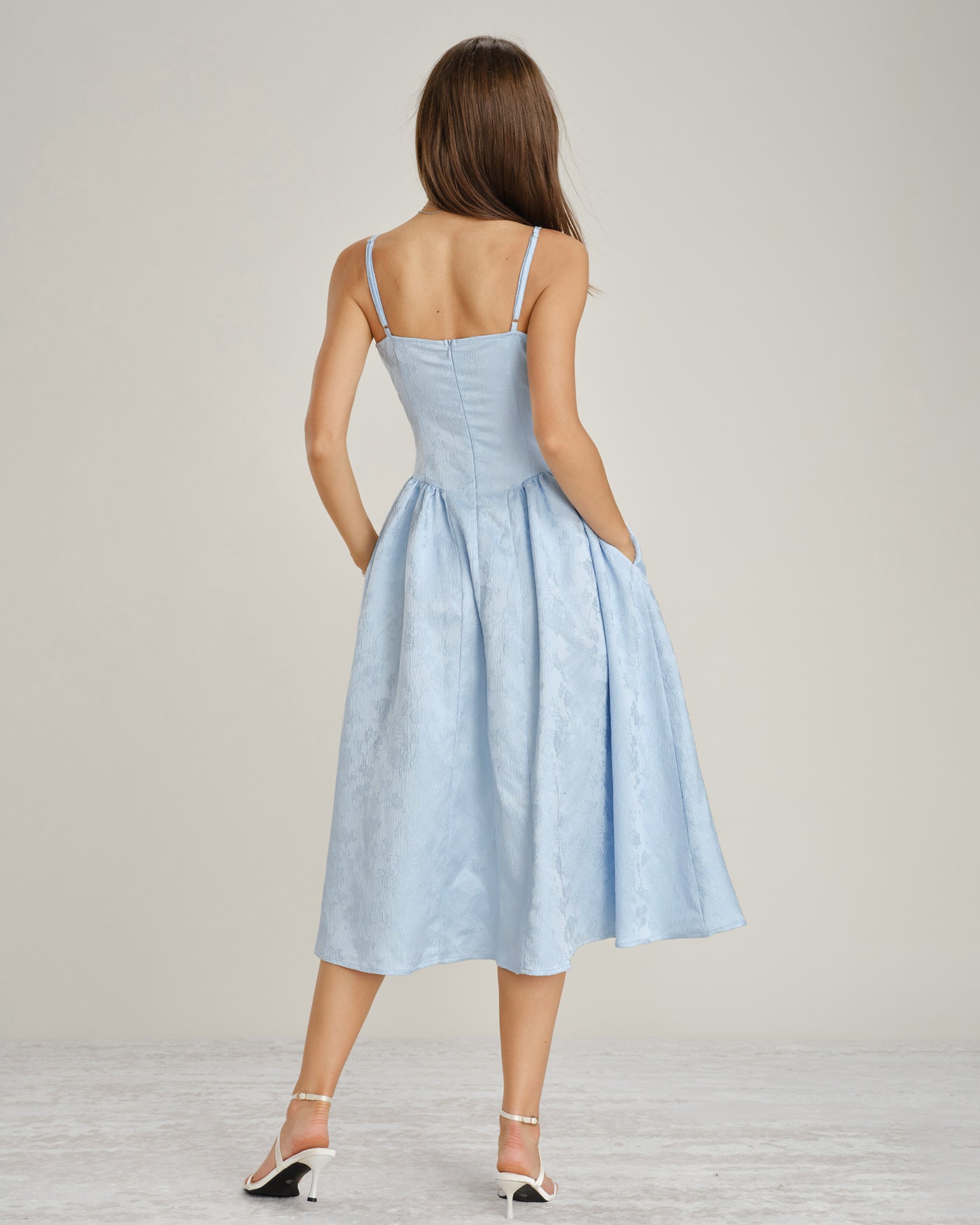 Vestido slip midi em jacquard azul com bolsos