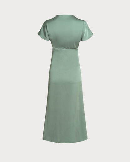 Vestido midi em cetim verde com decote em V e corte evasê