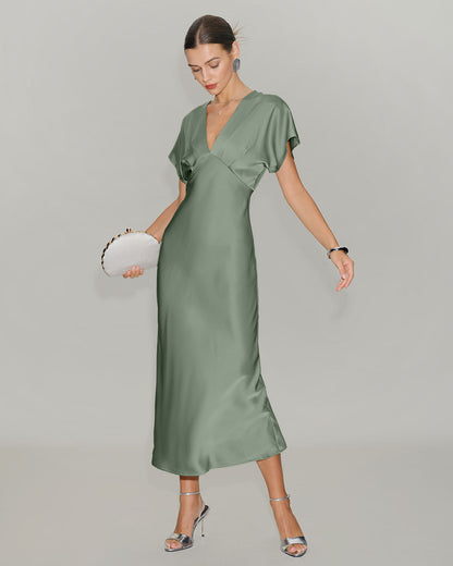 Vestido midi em cetim verde com decote em V e corte evasê