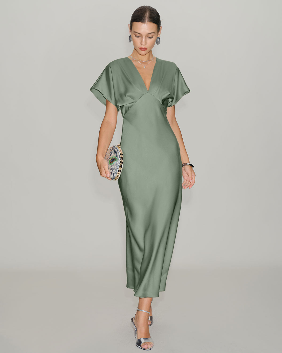 Vestido midi em cetim verde com decote em V e corte evasê