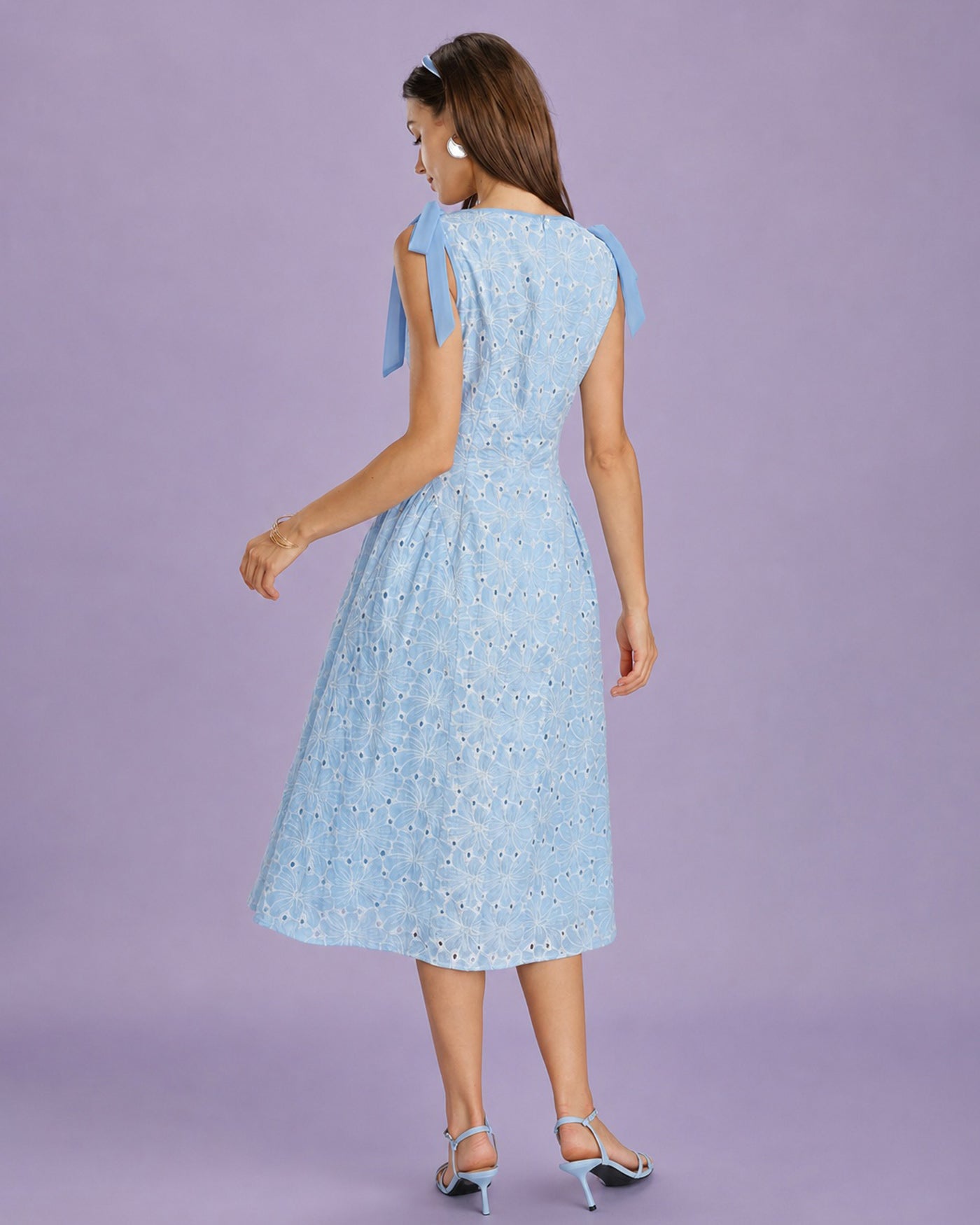 Vestido midi azul com bordado e decote canoa
