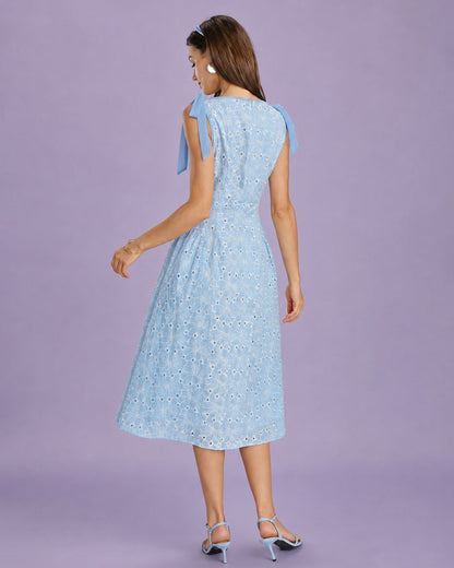 Vestido midi azul com bordado e decote canoa