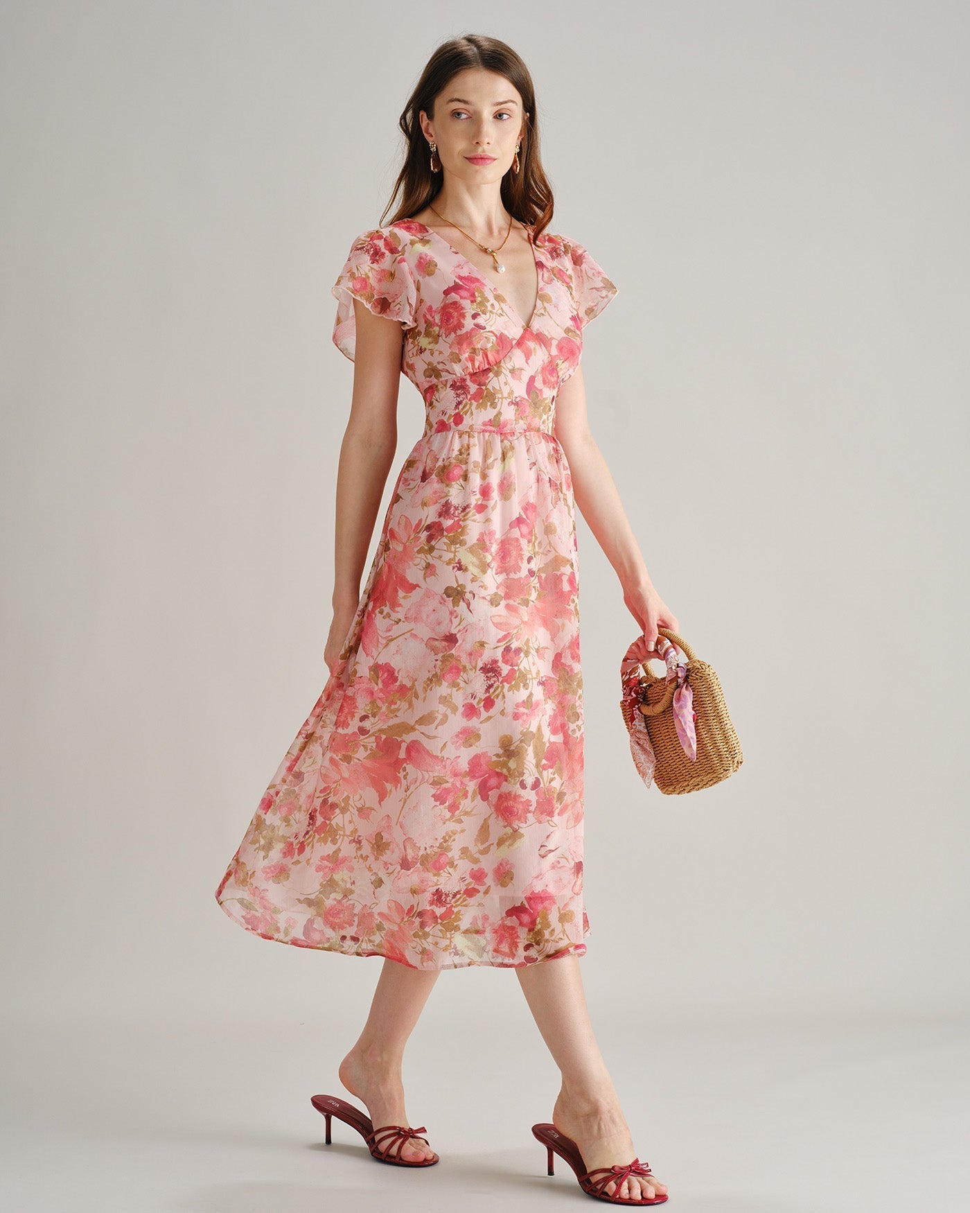 Vestido midi rosa de chiffon com estampa floral e decote em V
