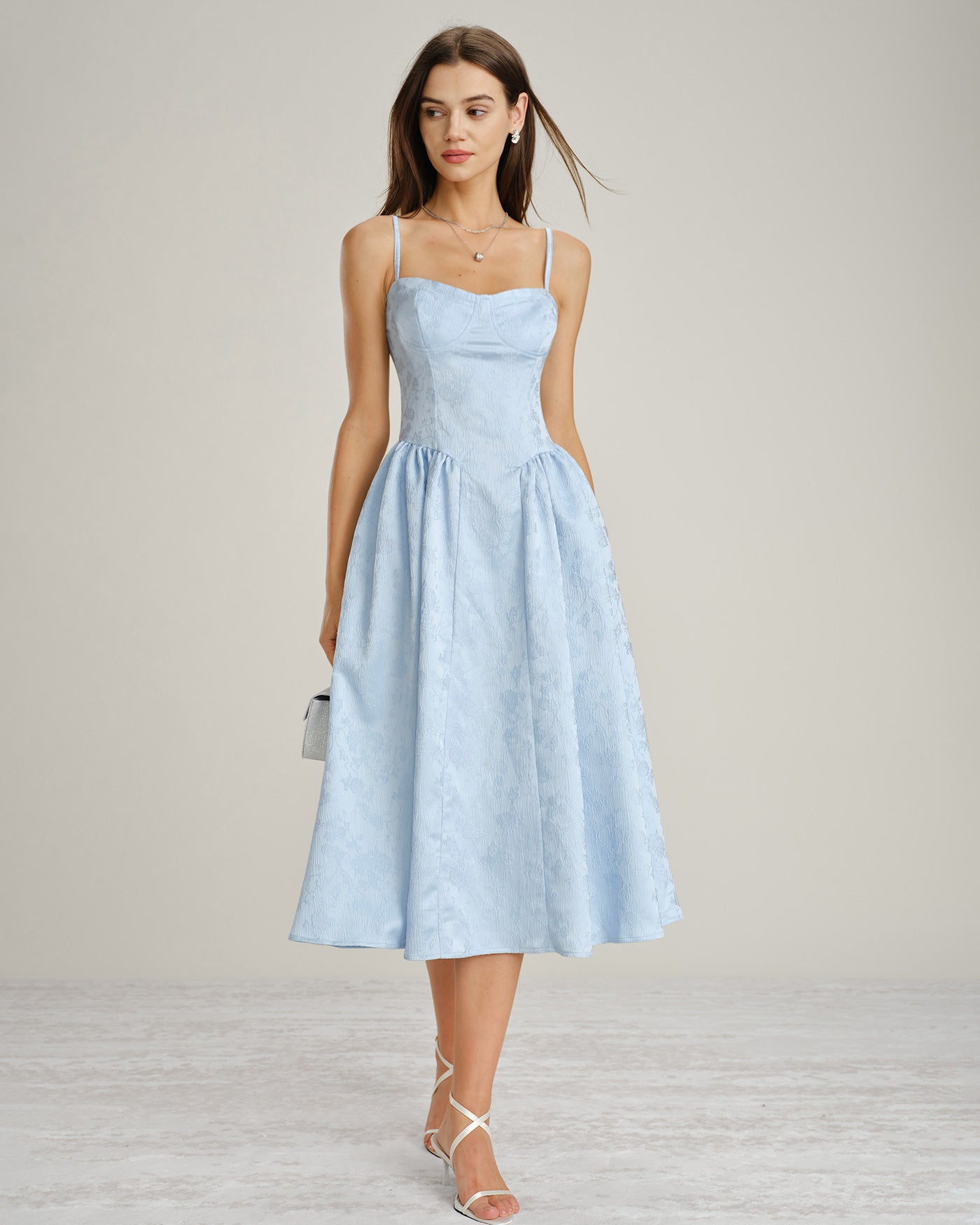 Vestido slip midi em jacquard azul com bolsos