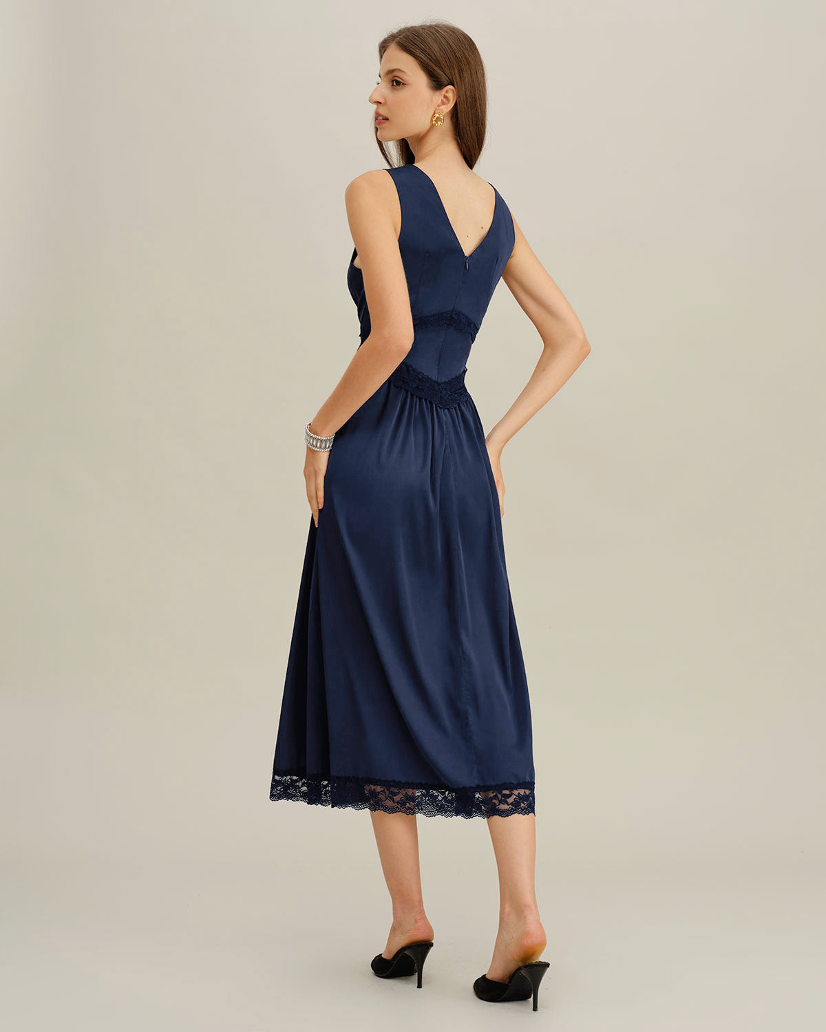 Vestido midi azul evasê, sem mangas, com decote em V