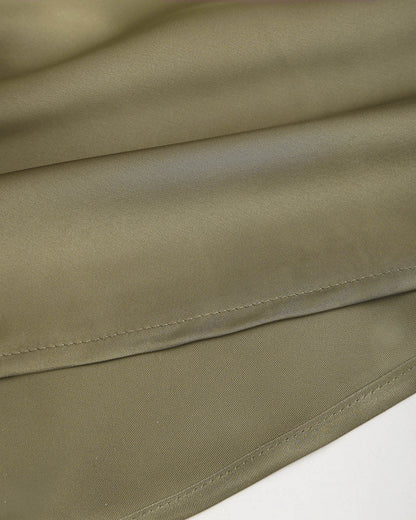 Vestido midi slip em cetim com decote canoa — Verde