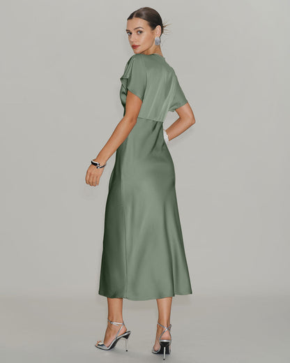 Vestido midi em cetim verde com decote em V e corte evasê