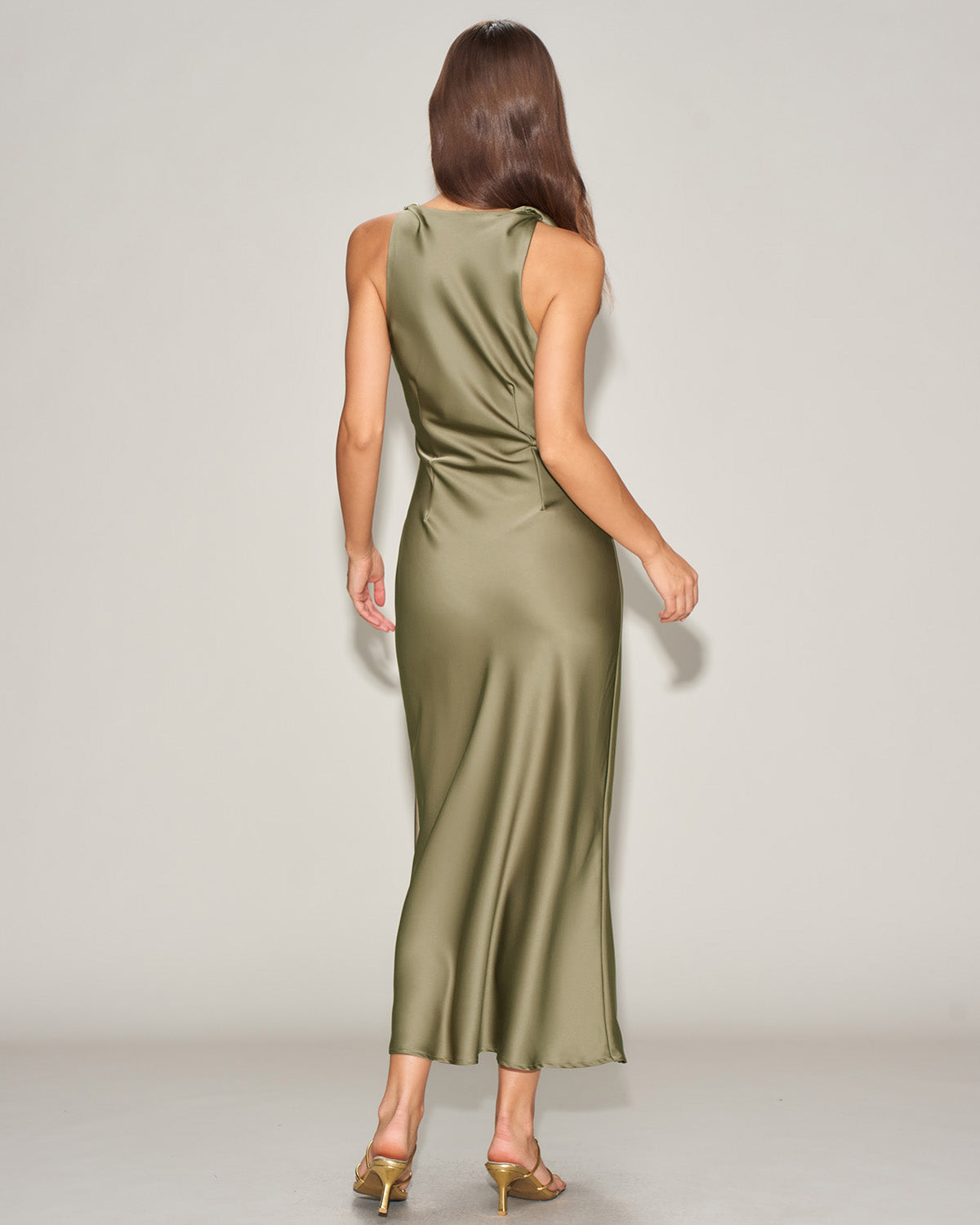 Vestido midi slip em cetim com decote canoa — Verde