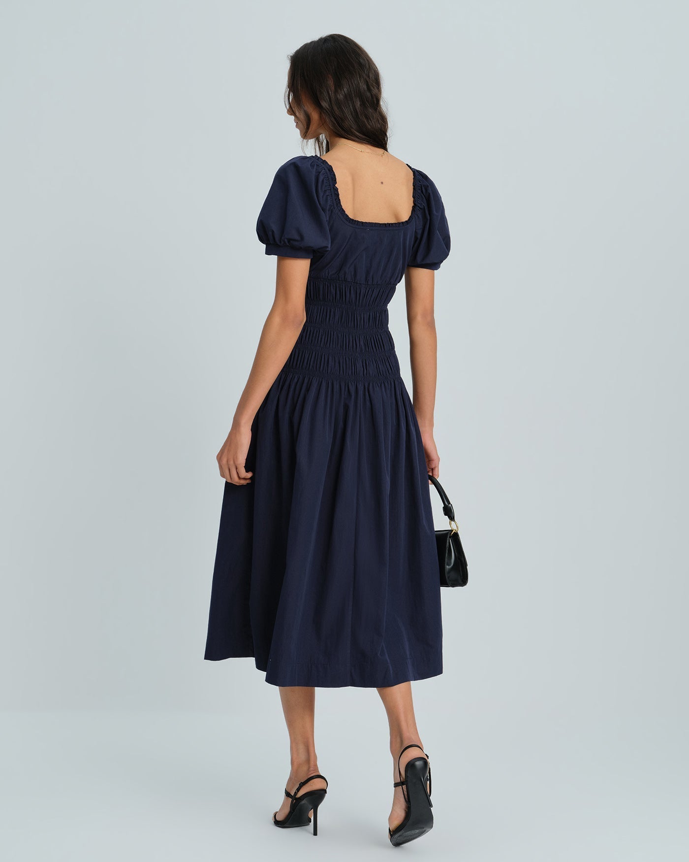 Vestido midi azul com mangas bufantes e corpo franzido