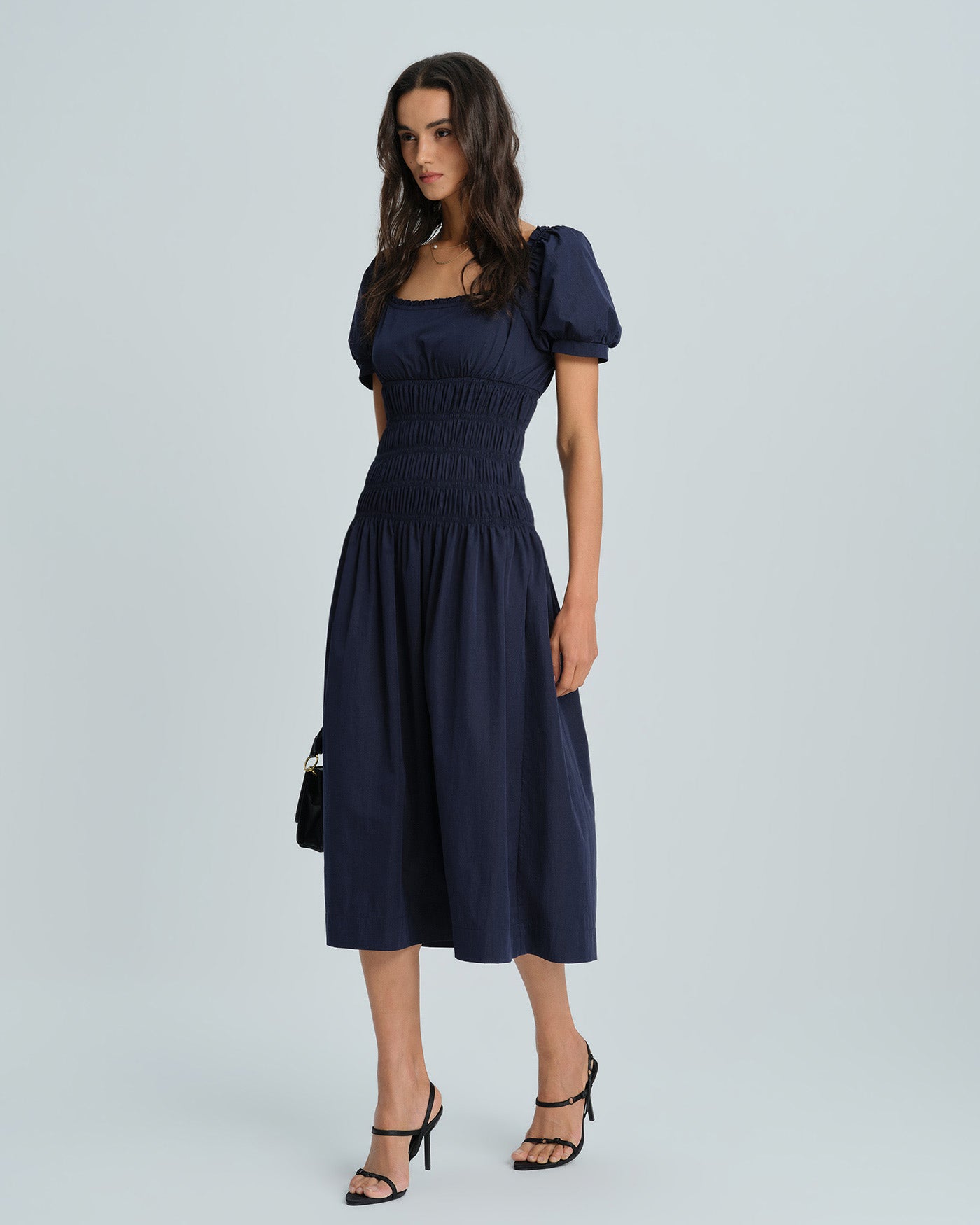 Vestido midi azul com mangas bufantes e corpo franzido