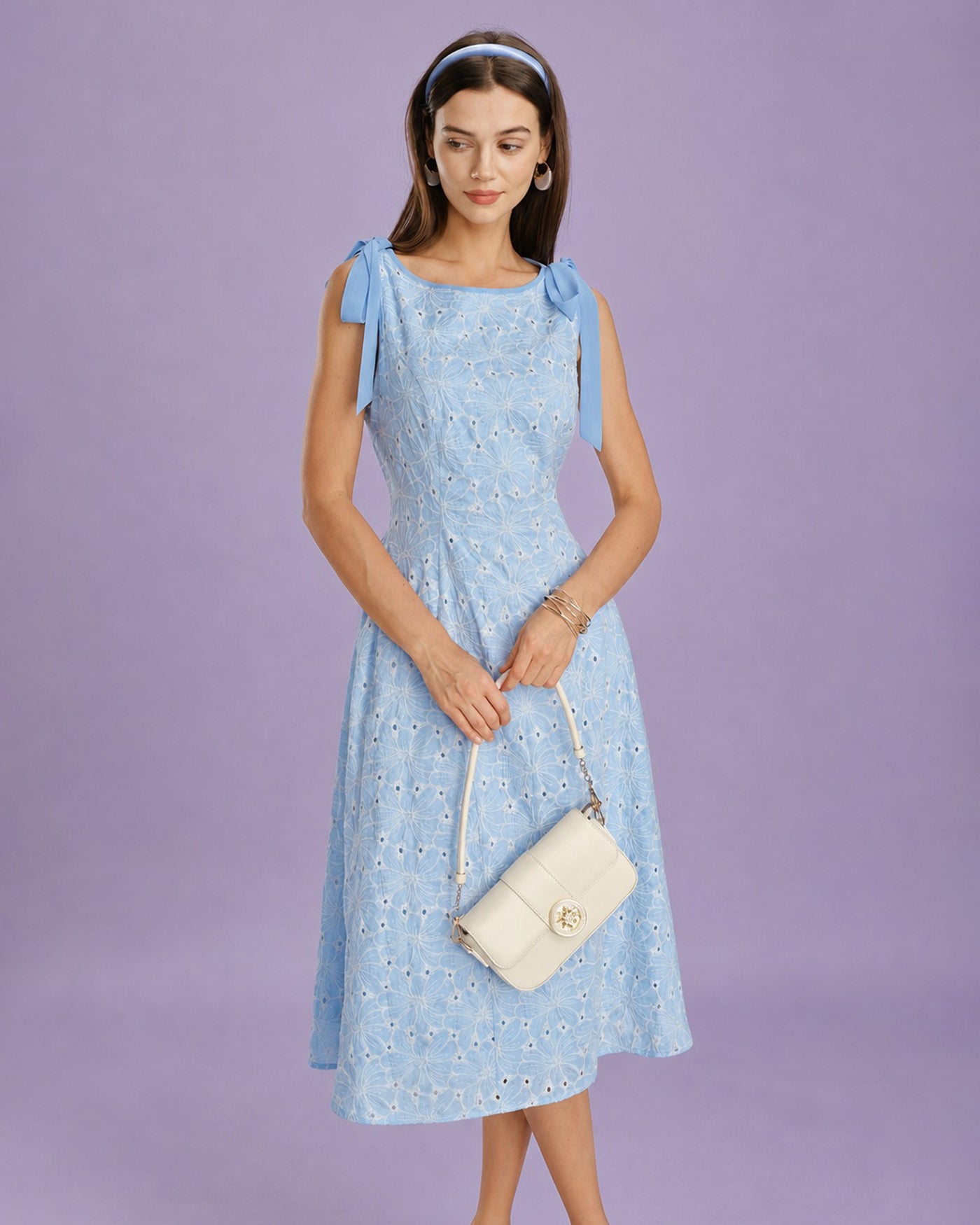 Vestido midi azul com bordado e decote canoa
