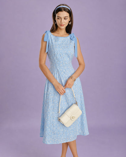 Vestido midi azul com bordado e decote canoa