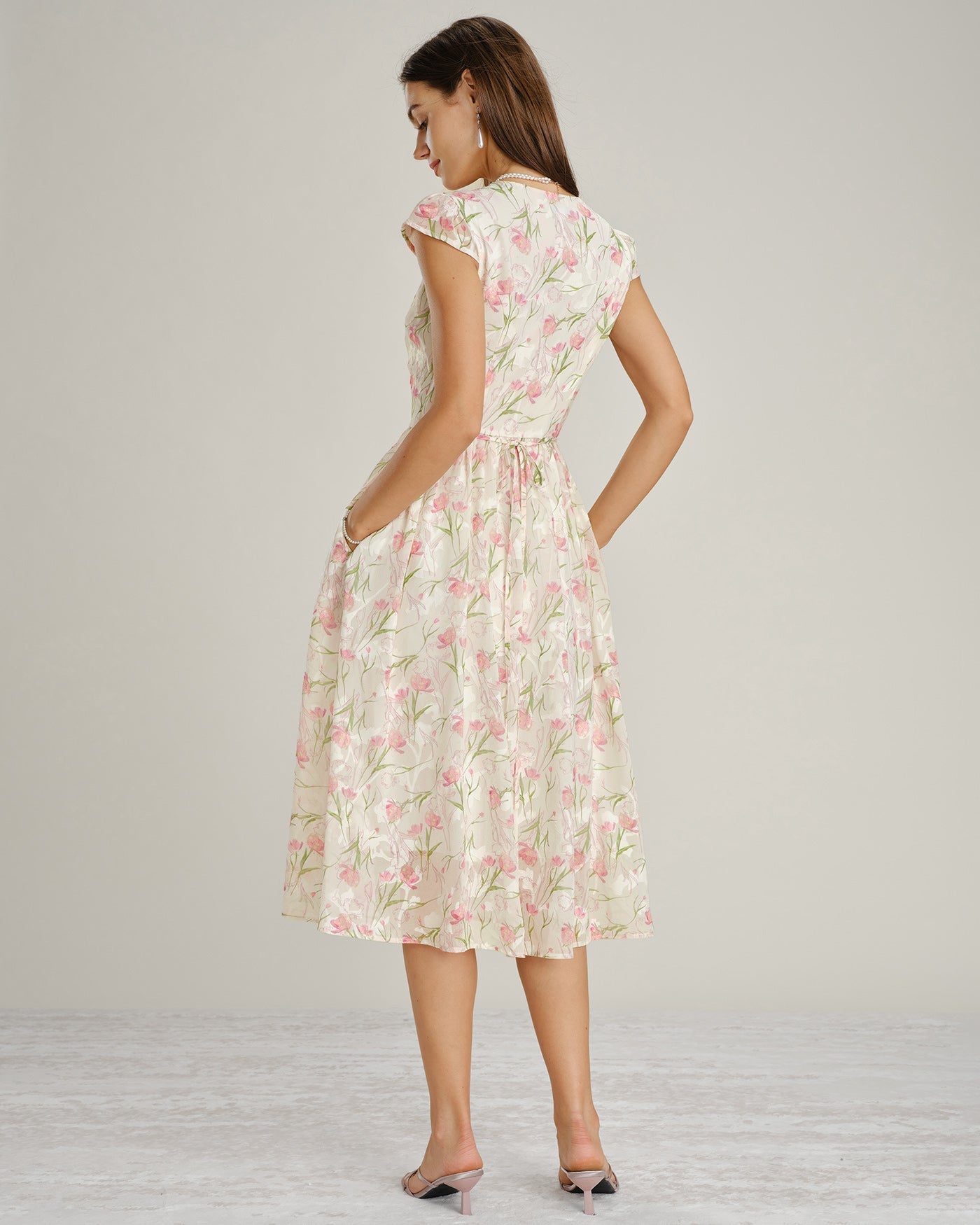 Vestido midi floral em renda com decote em V - Rosa