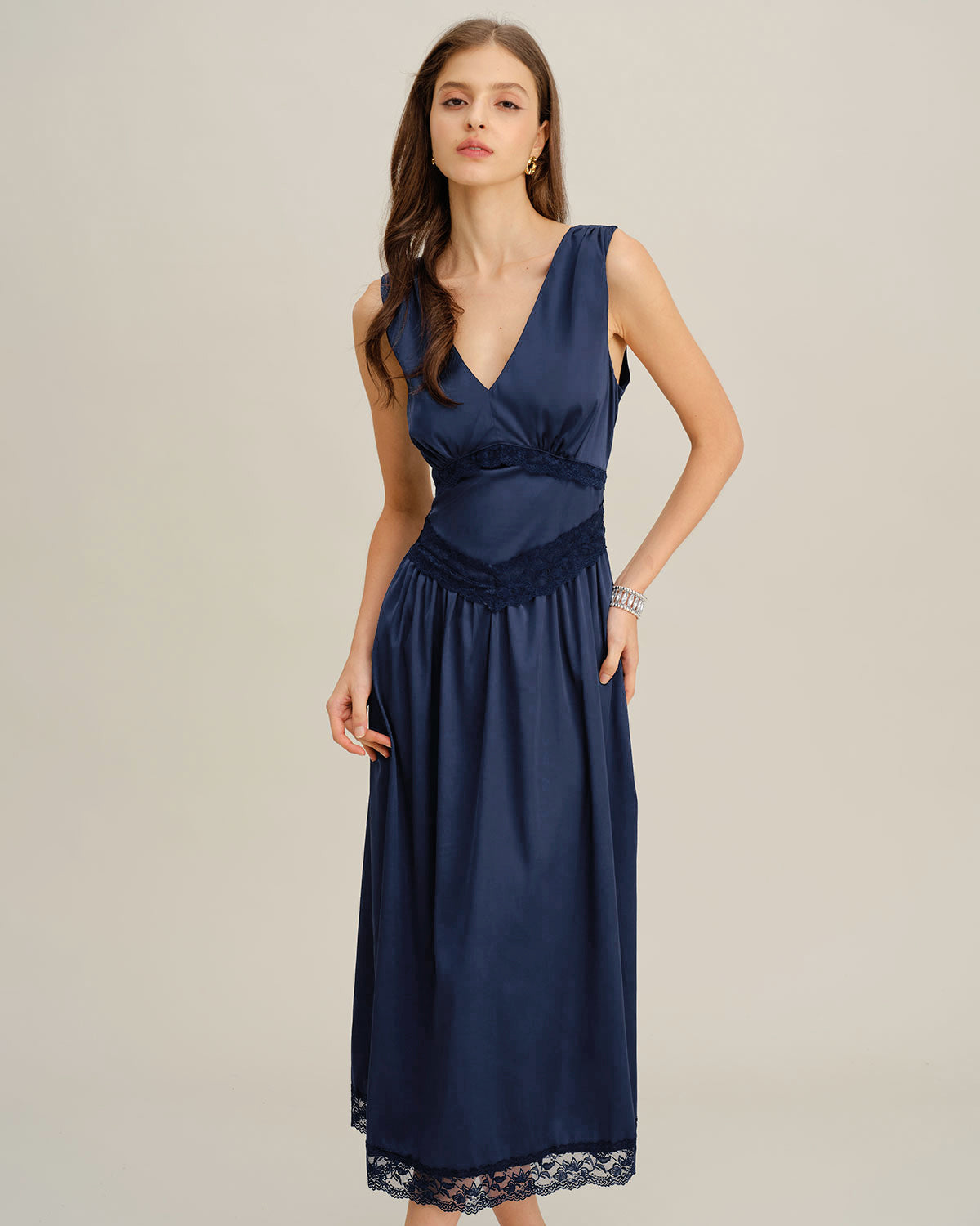 Vestido midi azul evasê, sem mangas, com decote em V