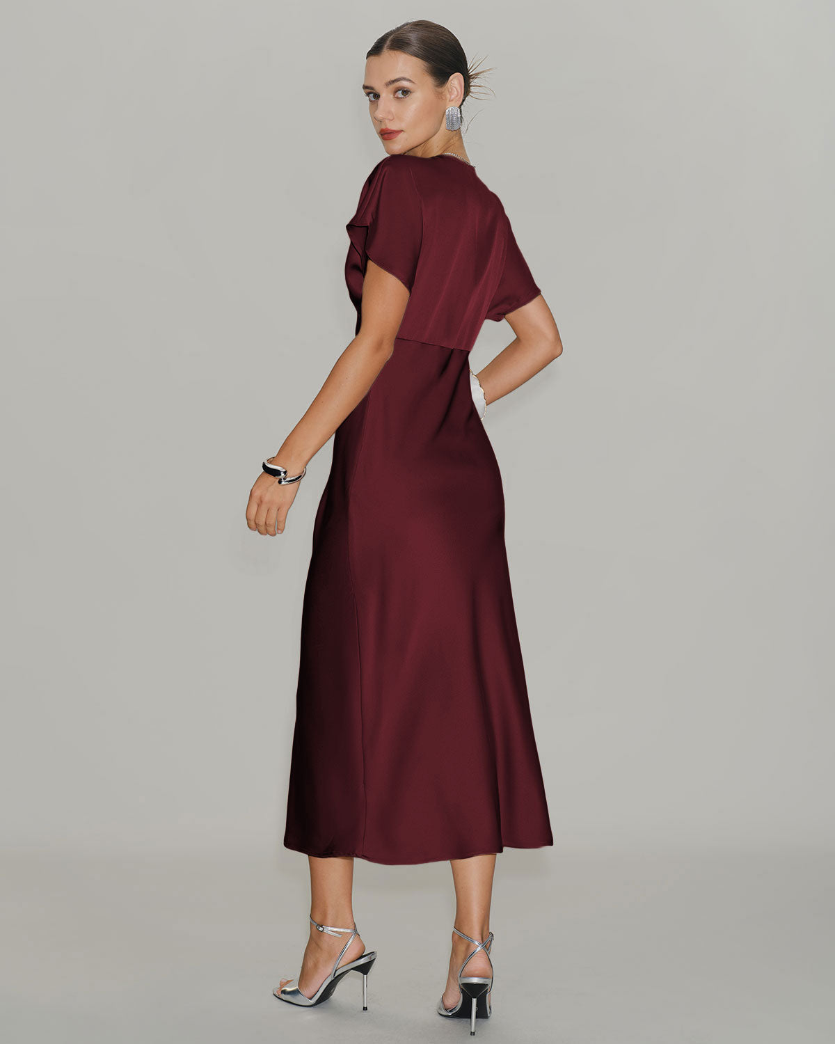 Vestido midi em cetim vinho com mangas drapeadas