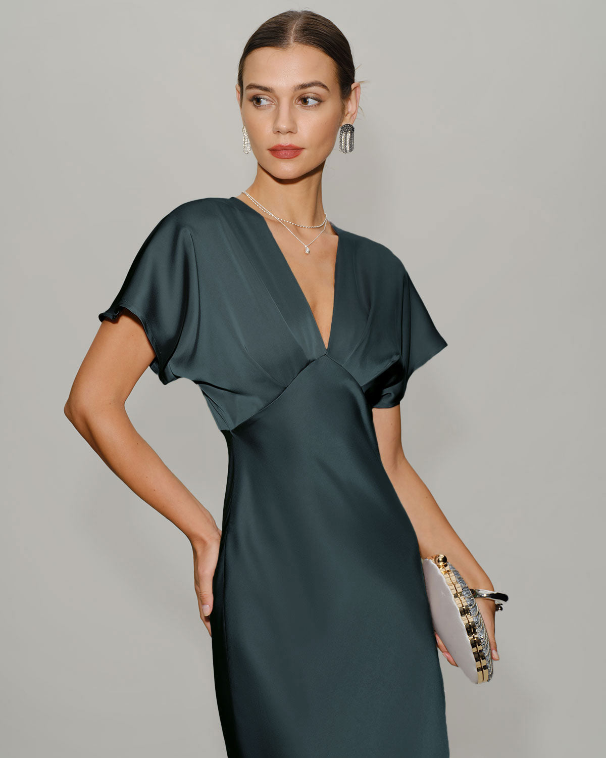 Vestido midi em cetim verde-acinzentado com mangas drapeadas