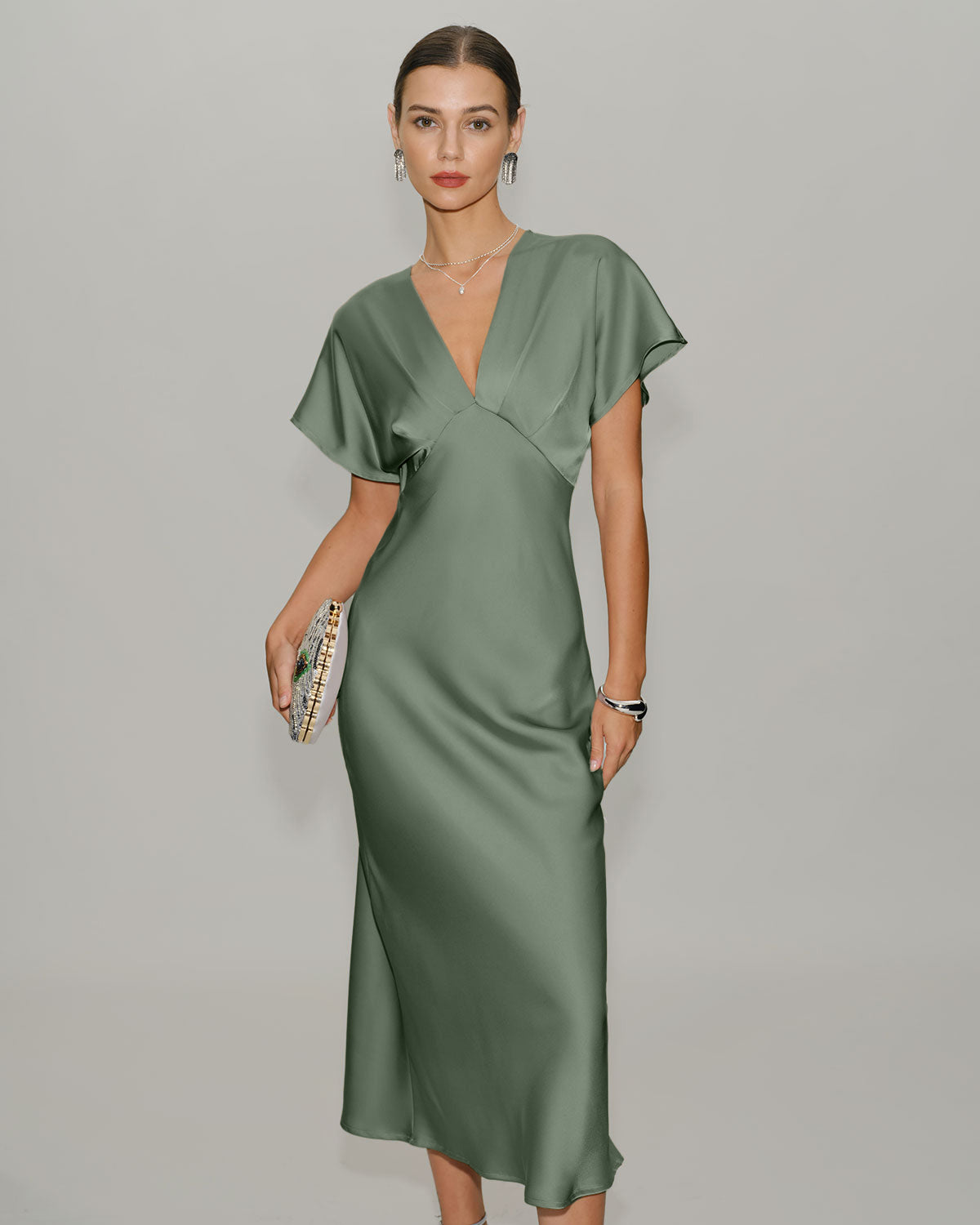 Vestido midi em cetim verde com decote em V e corte evasê