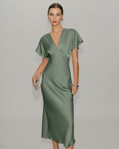 Vestido midi em cetim verde com decote em V e corte evasê