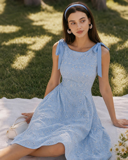 Vestido midi azul com bordado e decote canoa