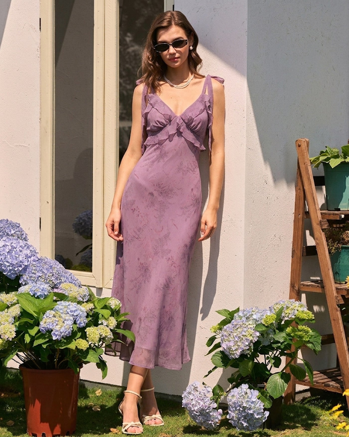 Vestido midi floral roxo com babados e alças de amarrar