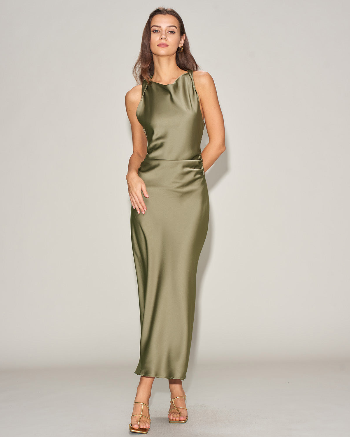 Vestido midi slip em cetim com decote canoa — Verde