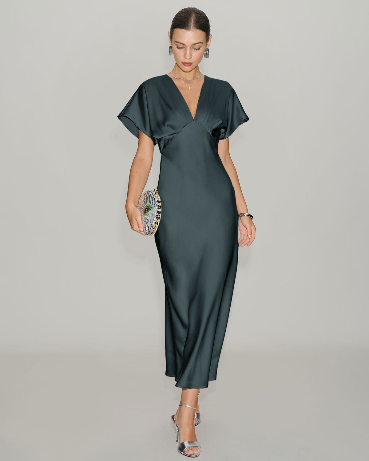Vestido midi em cetim verde-acinzentado com mangas drapeadas
