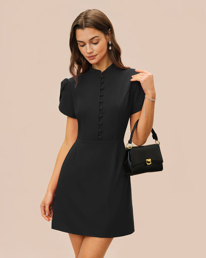 Vestido mini preto com gola mandarim e mangas pétala