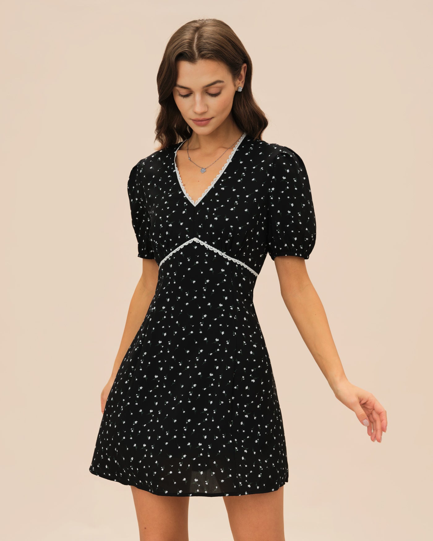 Vestido mini floral de renda com decote em V — Preto