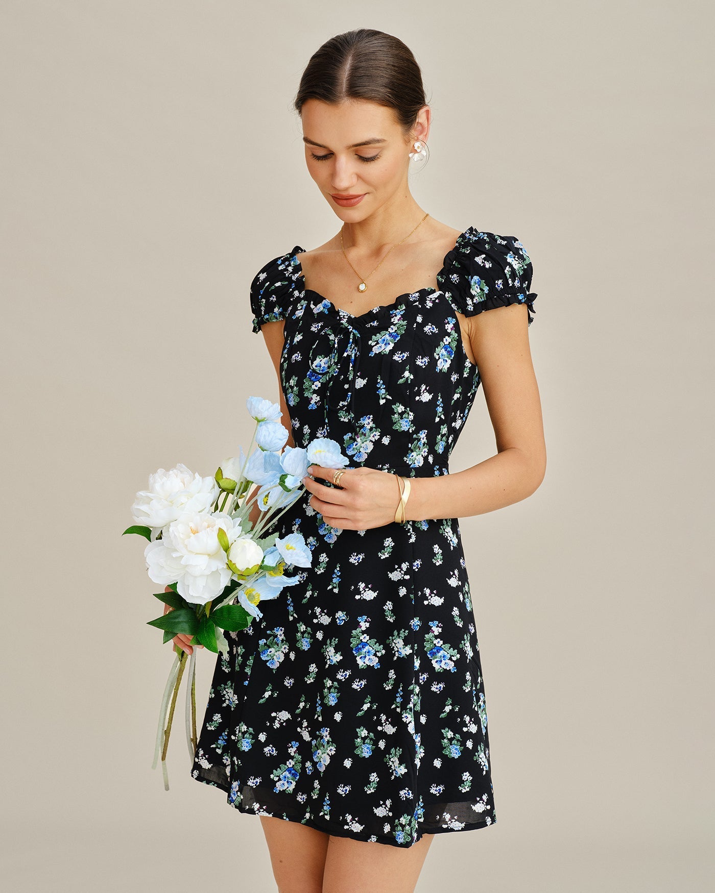 Vestido curto estilo túnica floral com decote em V — Preto