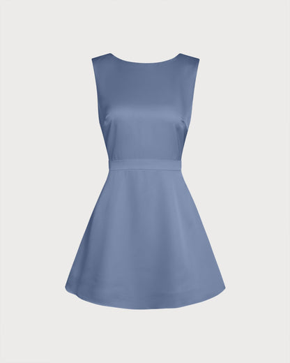Minivestido azul em cetim perolado com decote canoa