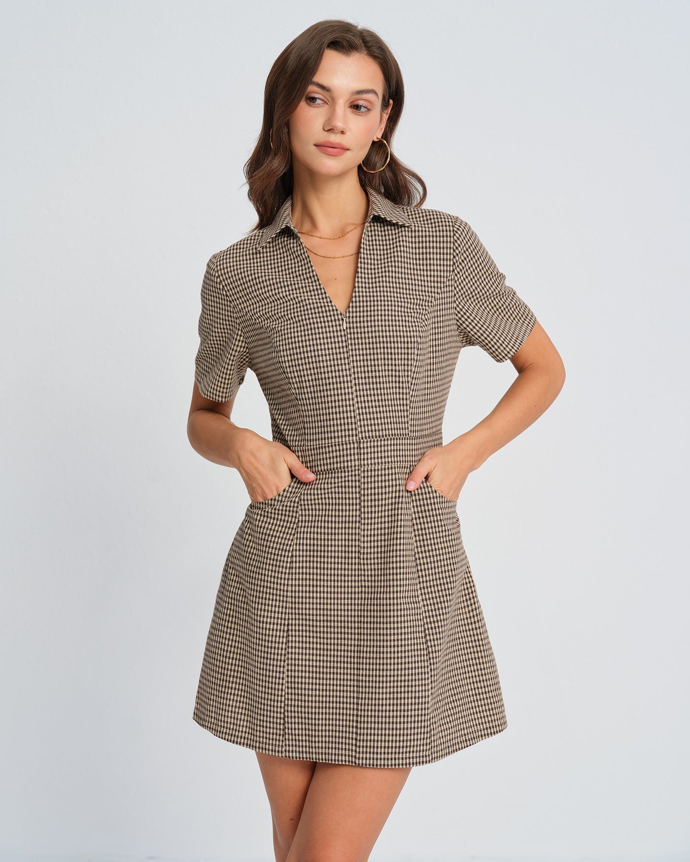 Vestido curto com gola xadrez marrom