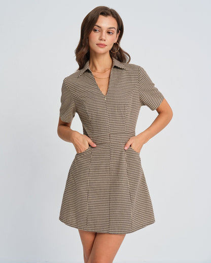 Vestido curto com gola xadrez marrom