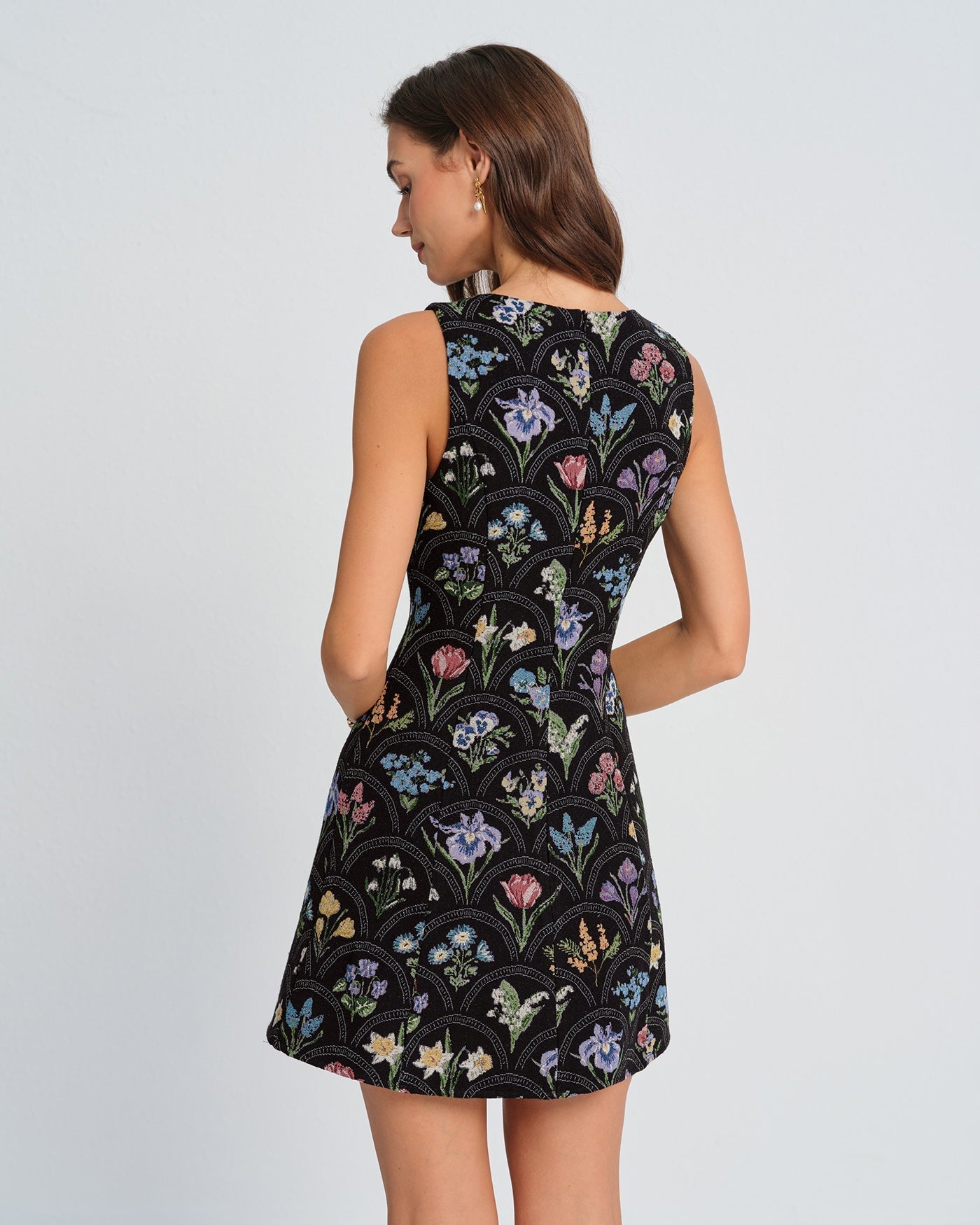 Minivestido floral preto com decote canoa