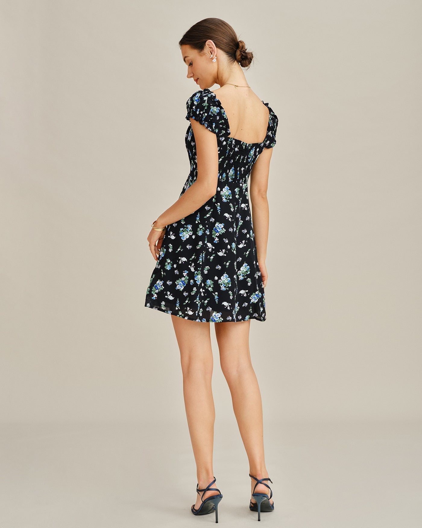 Vestido curto estilo túnica floral com decote em V — Preto