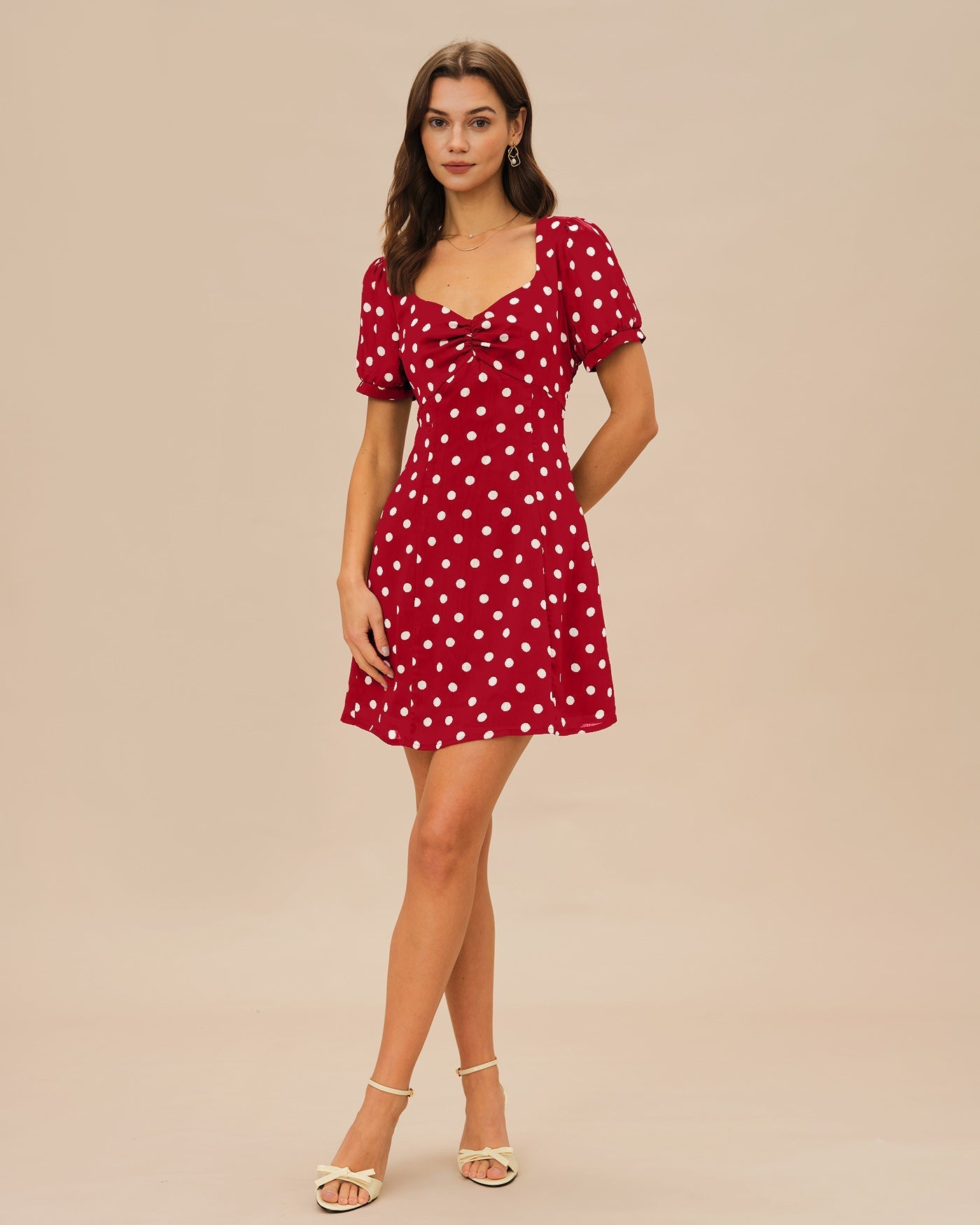 Vestido mini vermelho com estampa poá e mangas bufantes