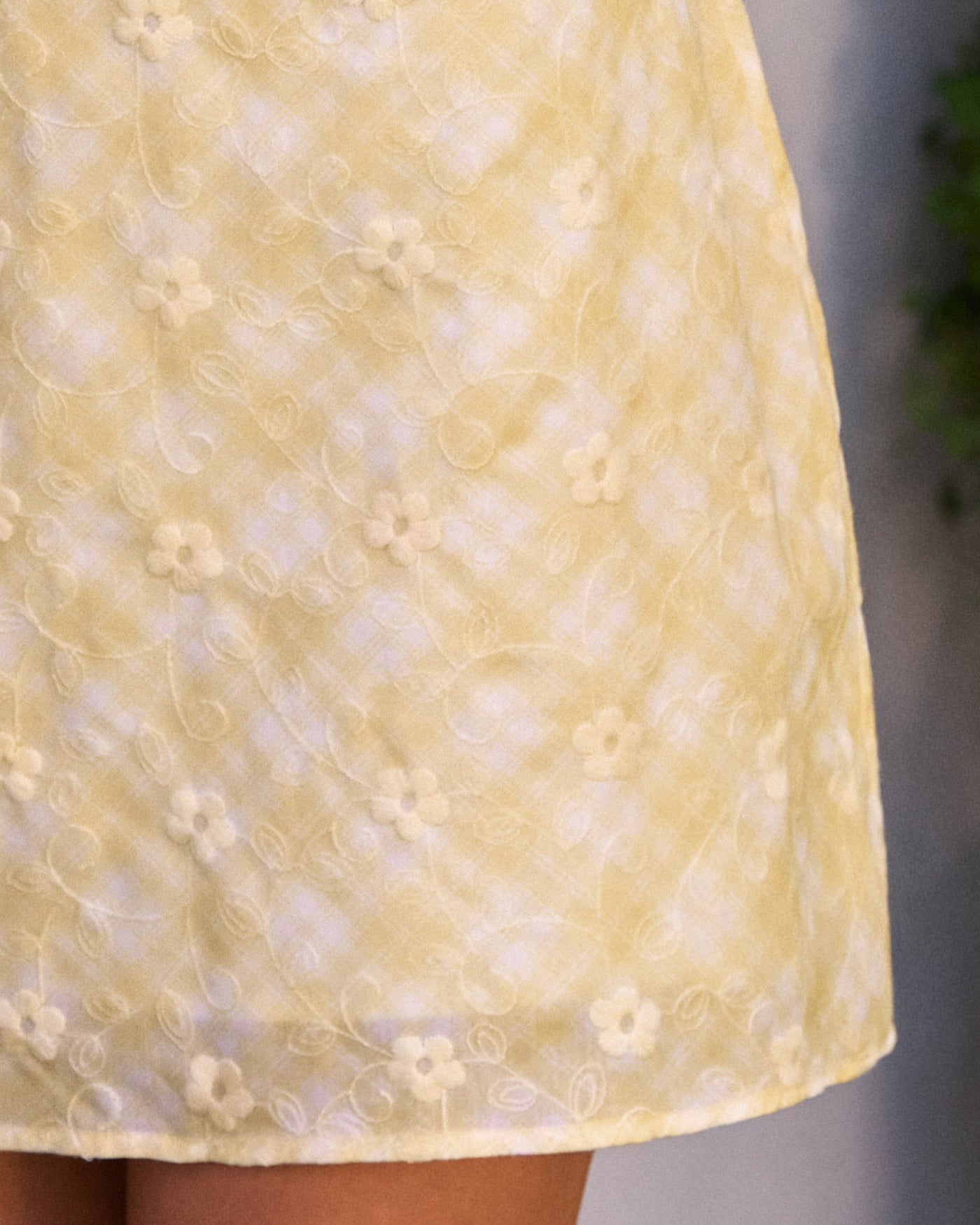 Vestido mini xadrez amarelo sem mangas com babados
