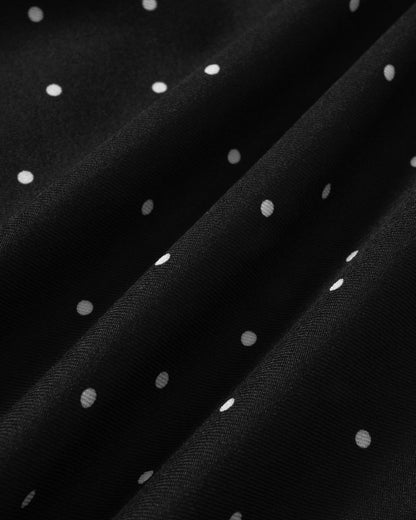 Vestido curto preto com decote quadrado e estampa de poás