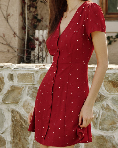 Vestido curto vinho com decote em V e estampa poá